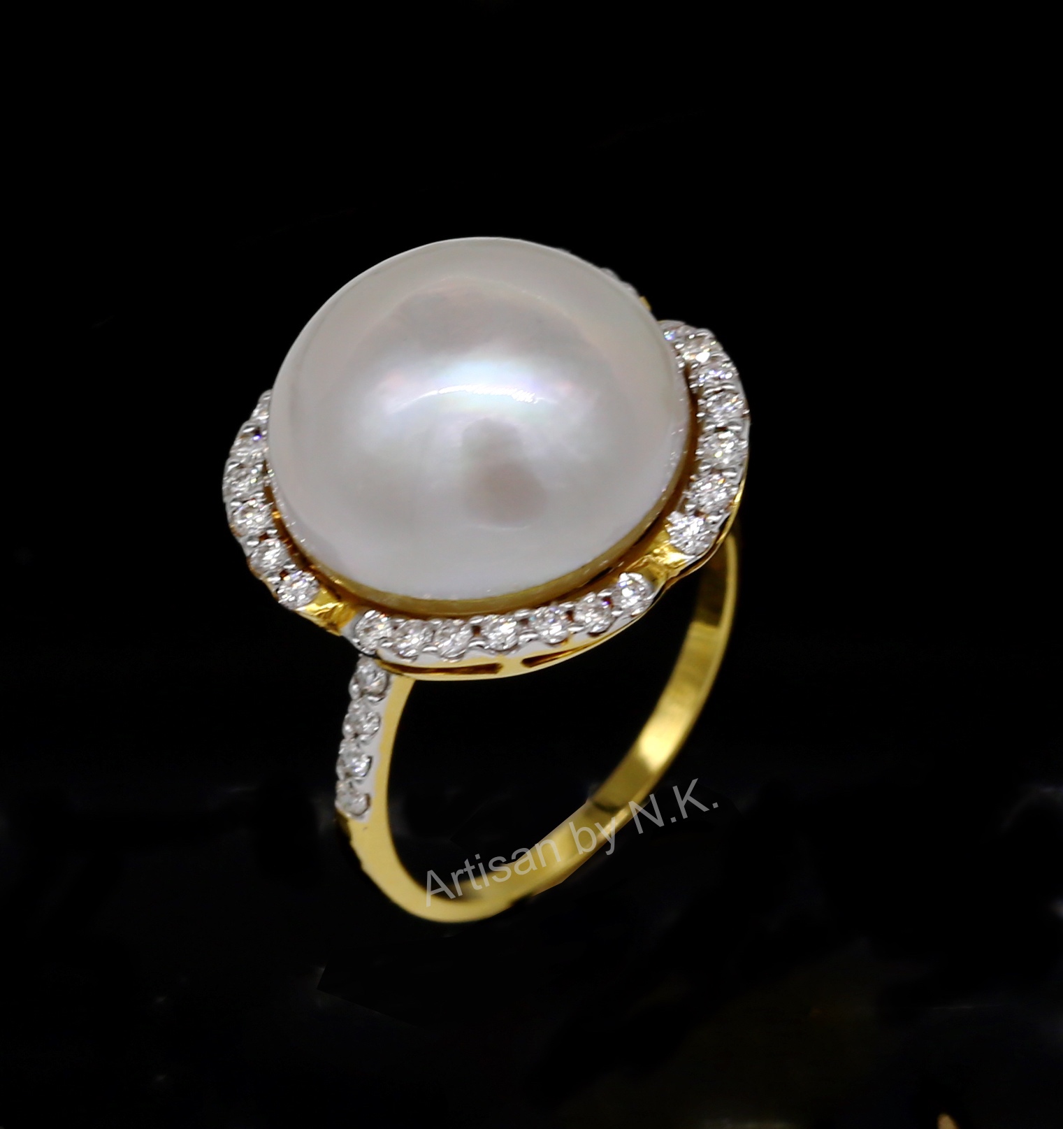 แหวนมุกล้อมเพชร ตัวเรือนทอง (Gold ring with pearl and diamond)