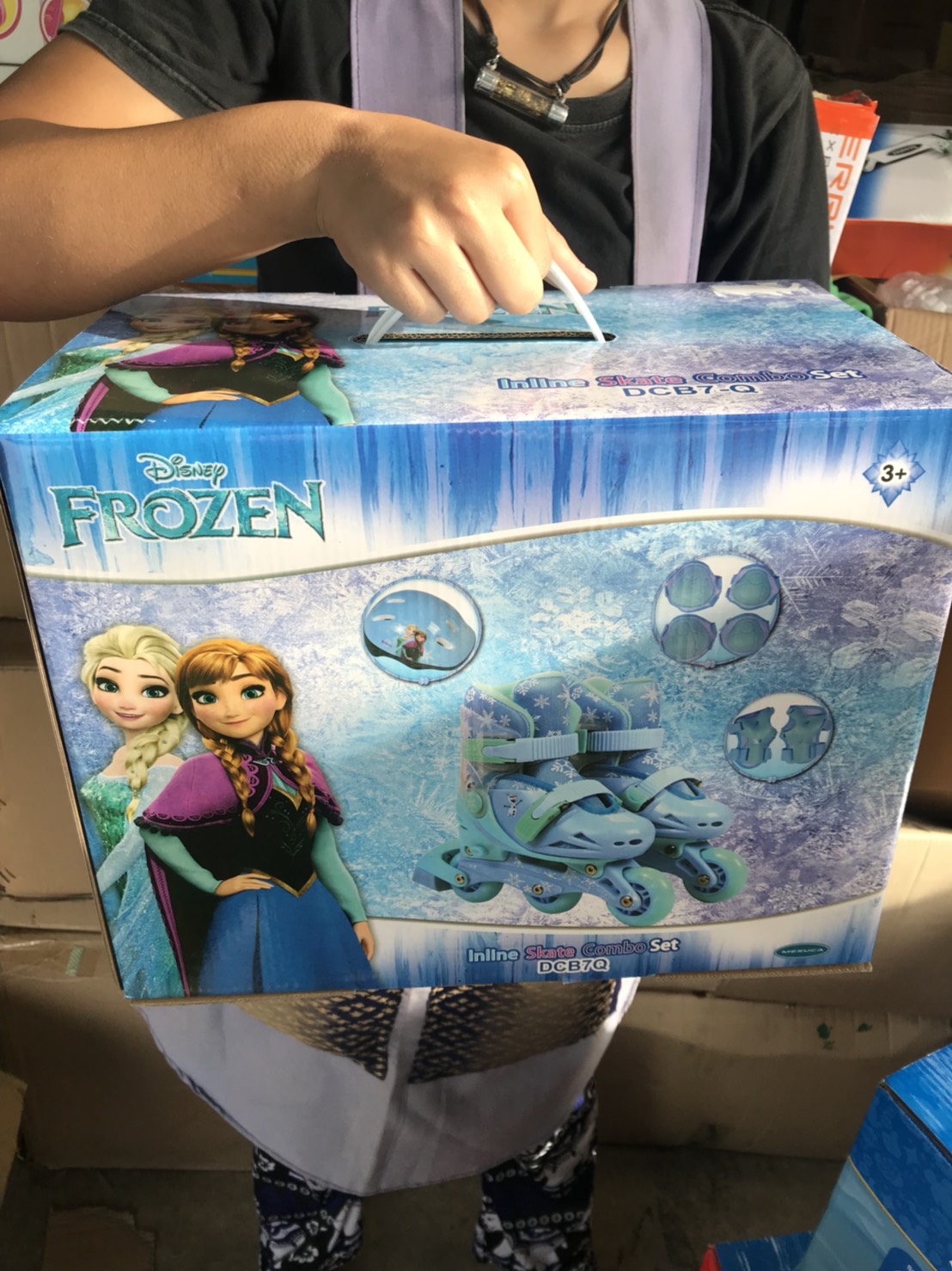 DCB-7Q ของเล่นรองเท้าสเก็ตโรลเลอร์เบลดเด็กโฟรเซ่นพร้อมหมวก สนับเข่า สนับมือ ลิขสิทธิ์ถูกต้อง (ของหมด)