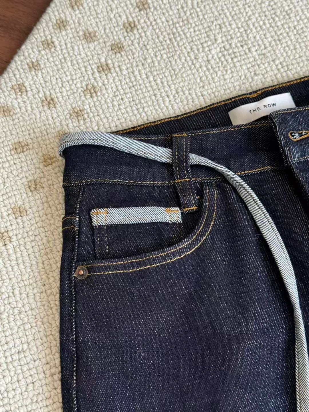 กางเกงยีนส์ขาตรง The Row มีผ้าคล้องเอว ของผู้หญิง สินค้าใหม่ ของแท้