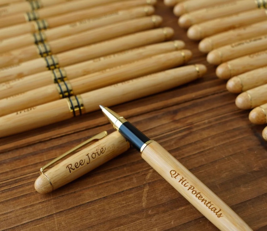 ปากกาลูกลื่น ไม้แท้ แกะชื่อได้ ปากกาไม้แท้ ตัดขอบทอง เพิ่มความหรูหรา สำหรับ ลูกค้าคนสำคัญ 517176