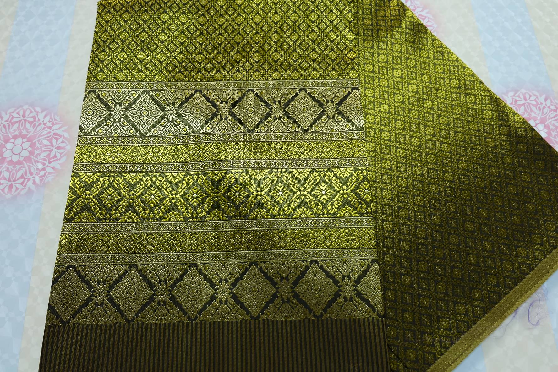 ผ้าถุงไหมเกษตร (ผ้าไหมรับไหว้) เนื้อดี ราคาถูก สีเขียวเหลือง ขนาด 2 หลา