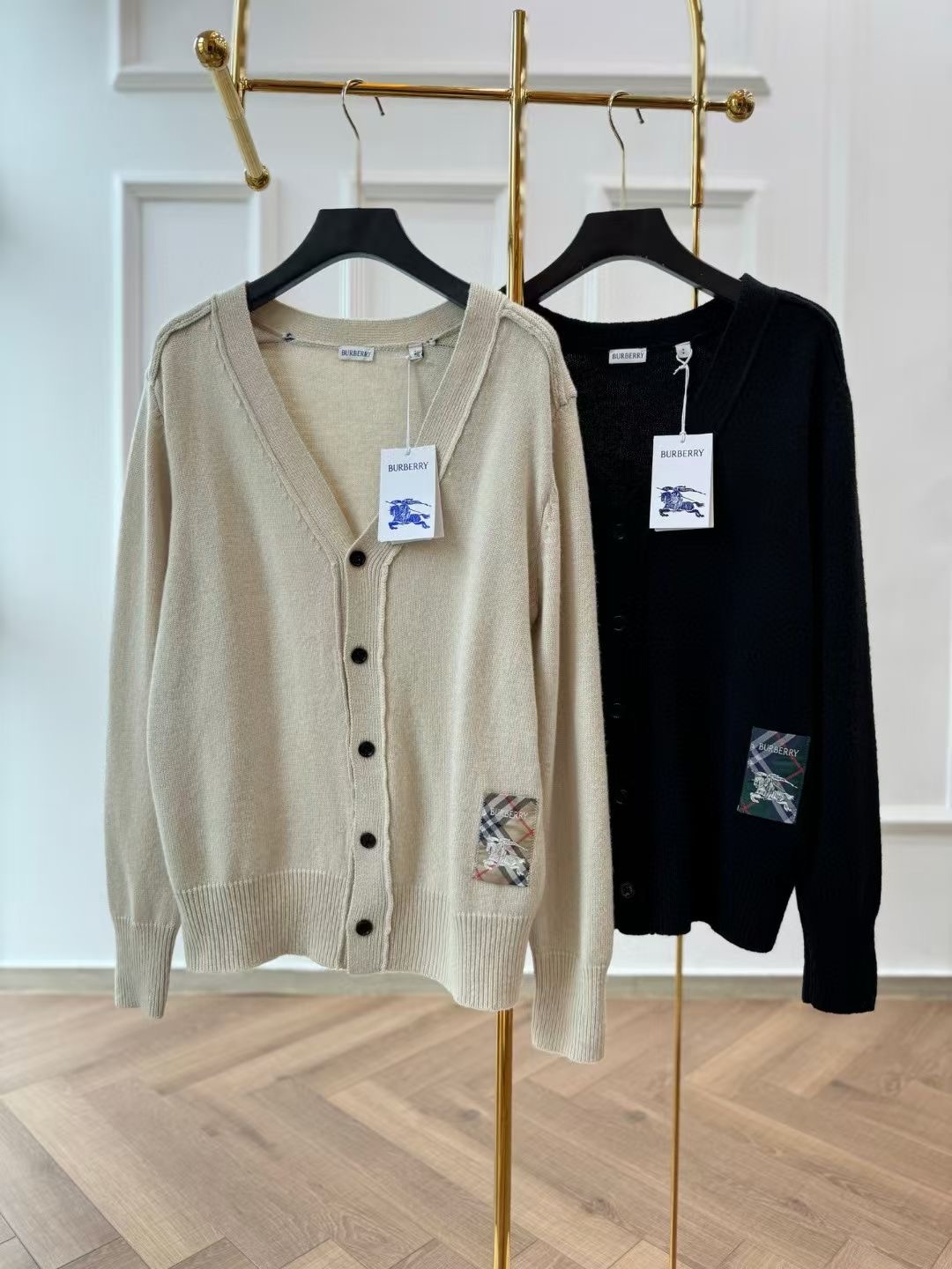**do** เสื้อคาดิแกน Burberry Check Label Wool Cardigan มี 2 สี ใส่ได้ชาย หญิง สินค้าใหม่ ของแท้