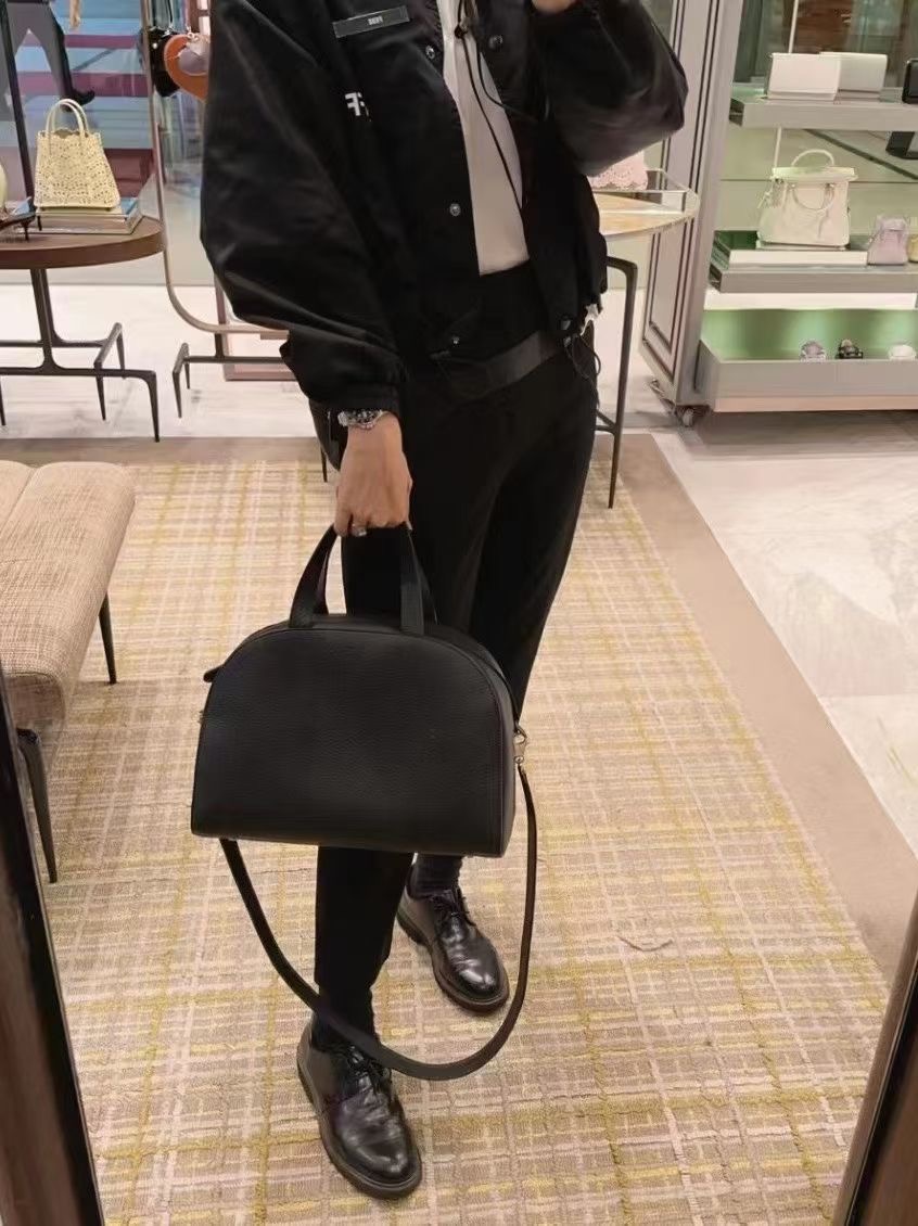 **do** กระเป๋าหนัง THE ROW TWO LOGO BOWLER BAG มี2 สี สินค้าใหม่ ของแท้