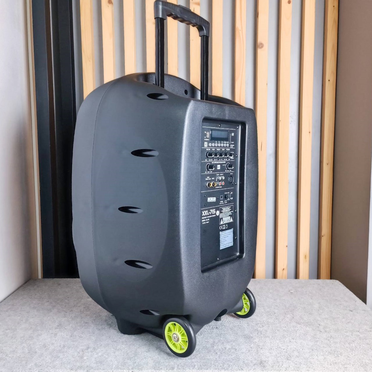 XXL XXL-715 ลำโพงล้อลาก ไมค์ลอย UHF ตู้ลำโพงเคลื่อนที่ 15 นิ้ว พร้อมไมค์ลอย UHF มีบลูทูธ และแบตเตอรี่ชาร์จในตัว ลําโพงเคลื่อนที่พร้อมไมค์ XXL15 XXL 15 เอไอ-ไพศาล