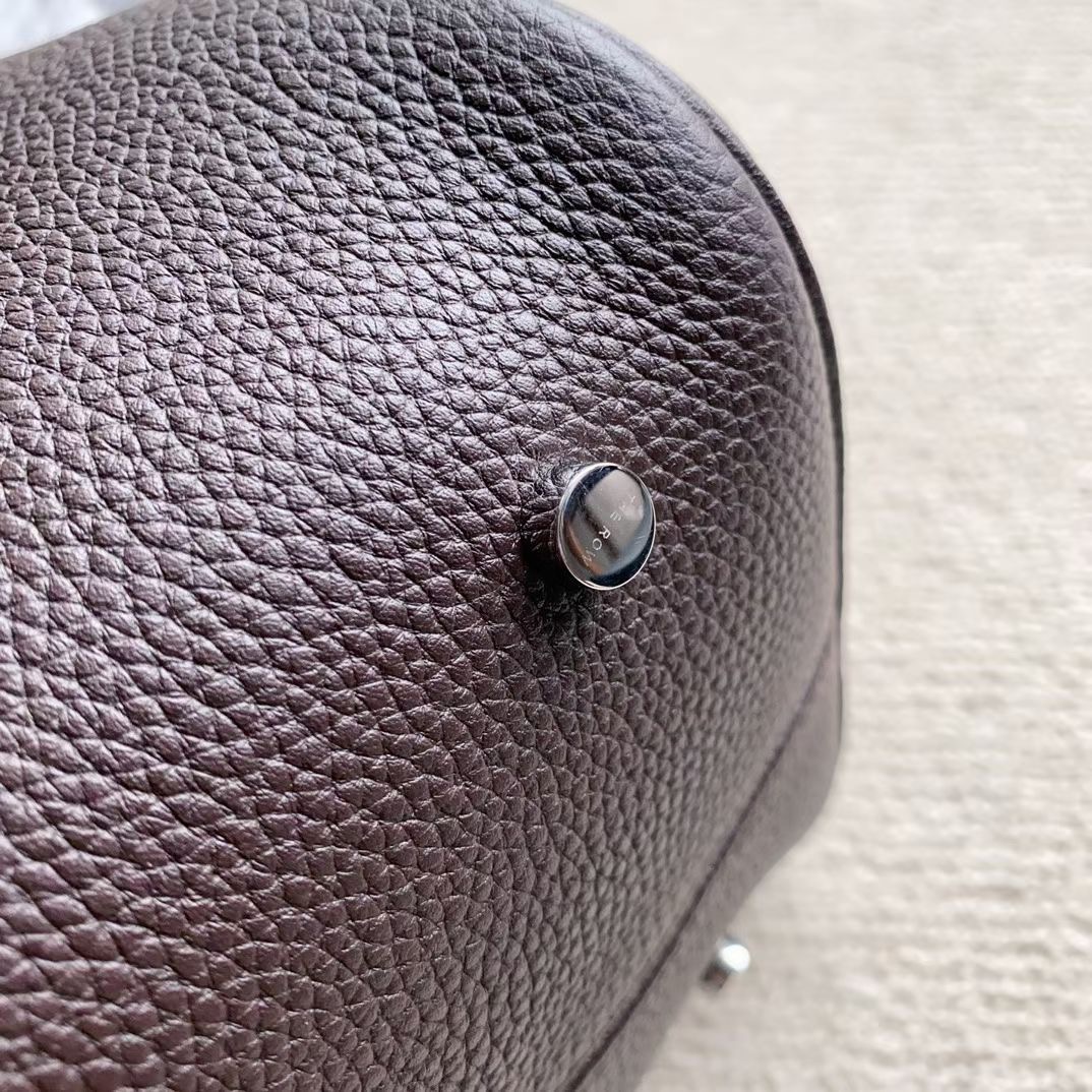 **do** กระเป๋าหนัง THE ROW TWO LOGO BOWLER BAG มี2 สี สินค้าใหม่ ของแท้