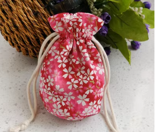 ถุงผ้าฝ้าย พิมพ์ลาย ดอกไม้ ปลา สีดำ ถุงผ้าใส่ของขวัญ ของชำร่วย ก้นกลม แบบสวย ๆ 135184