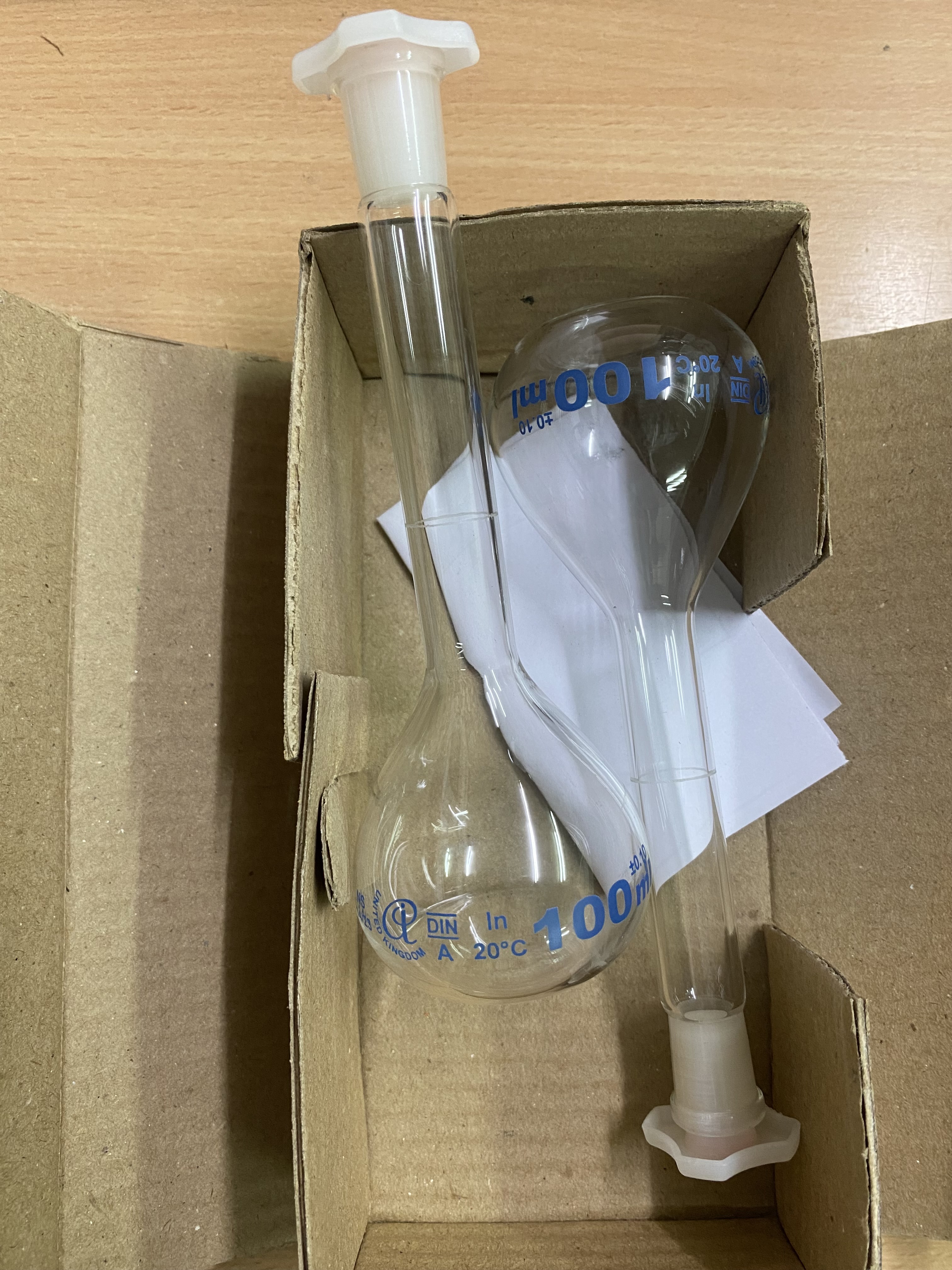 ขวดปรับปริมาตร (Flask, Volumetric Class A, Arco ) with Cer. ขนาด 5,10,25,50,100,200,250,500,1000,2000 มล