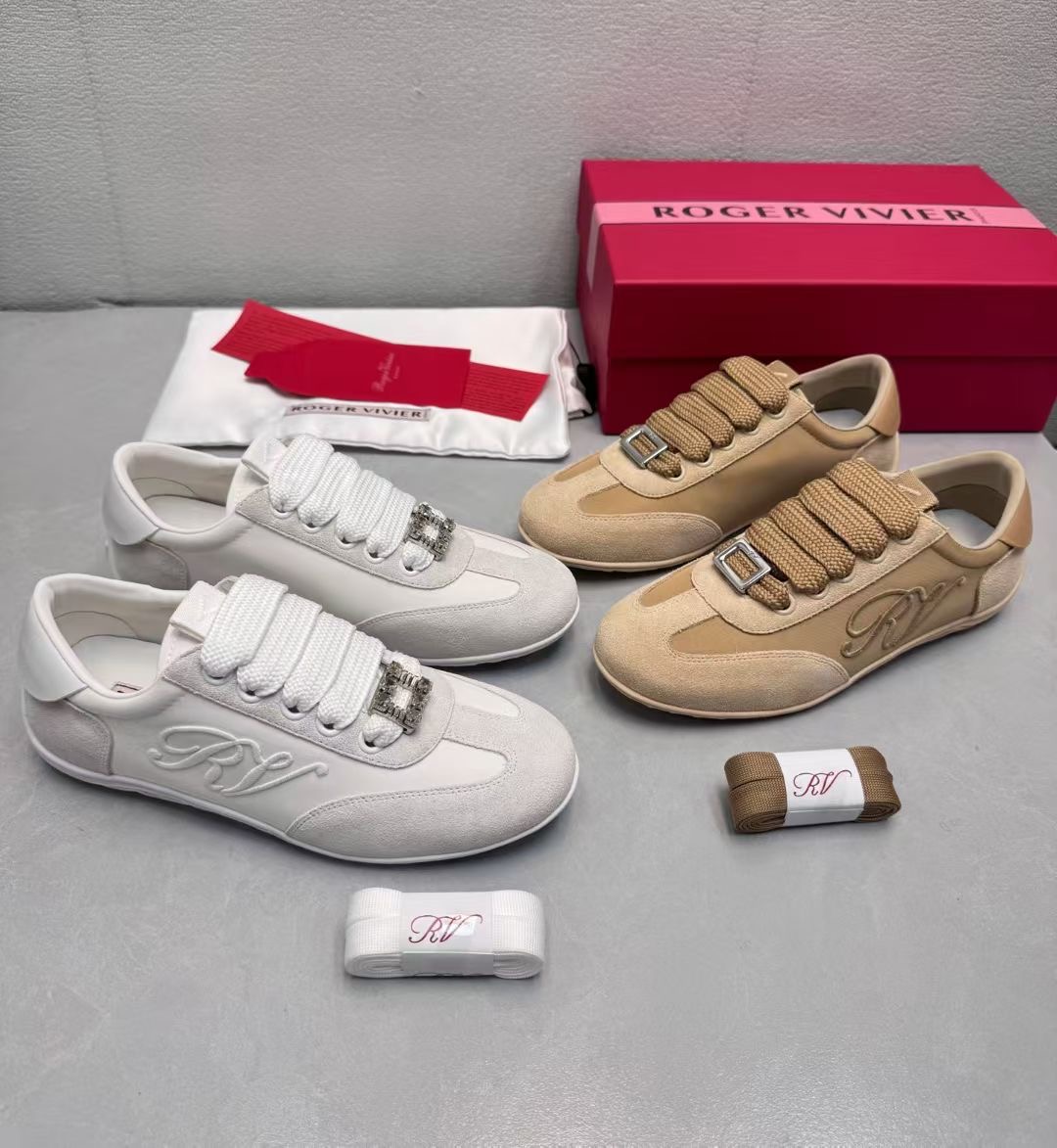 **do**รองเท้า Roger Vivier Viv Low Sneakers in suede มีไซส์ 35-40 สินค้าใหม่ ของแท้