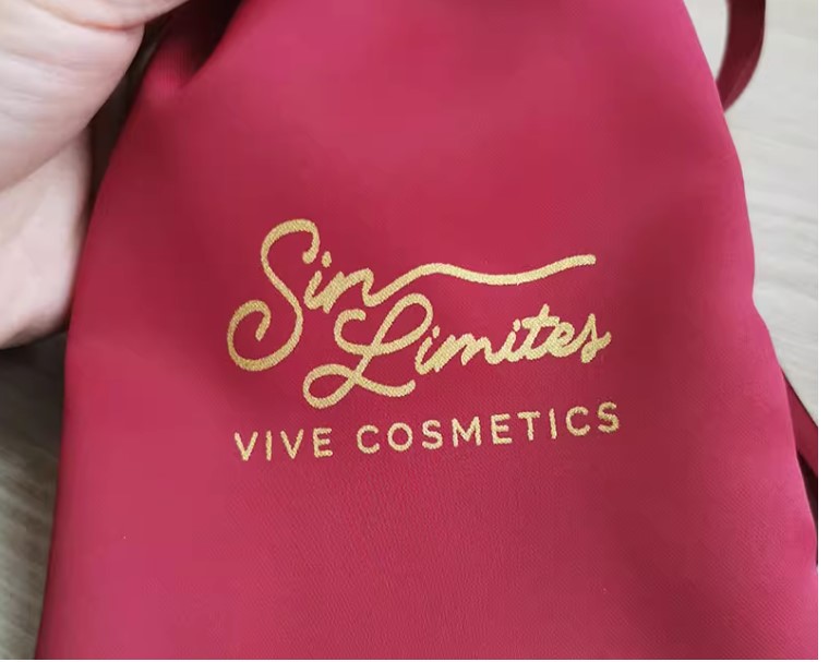 ถุงผ้าไหม ซาติน สายริบบิ้น ใส่ของขวัญ ของชำร่วย ของที่ระลึก ทำ logo ร้าน บริษัท หรือ ชื่อบ่าวสาวได้ 204917