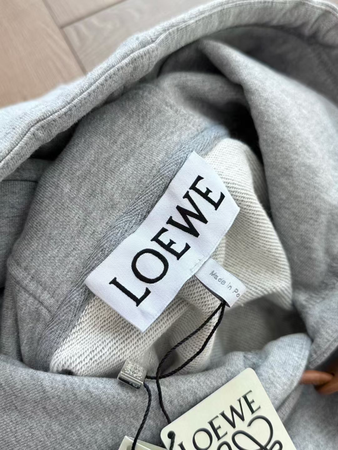 **do** เสื้อกันหนาว Loewe Relaxed fit hoodie in cotton มีเชือกหนังปรับหมวก ใส่ได้ ชาย หญิง สินค้าใหม่ ของแท้