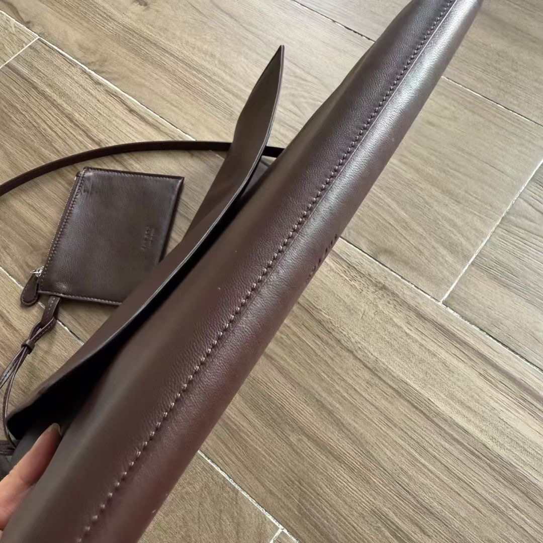 กระเป๋าหนังแกะ The Row Nan Shoulder Bag in Leather มี 2 สี มีกระเป๋าเล็กห้อย สินค้าใหม่ ของแท้