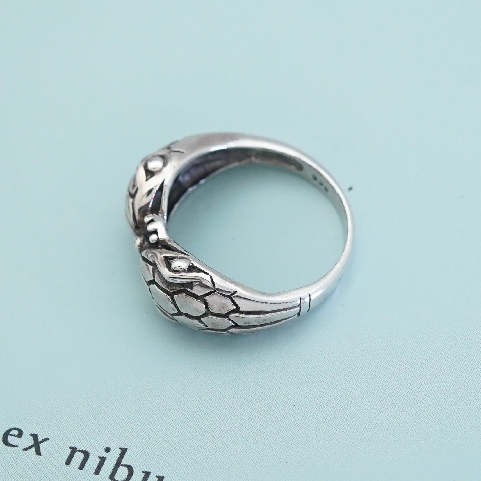 แหวนเงินแท้: แหวนงูคู่ ลักษณ์แห่งความรัก ความผูกพัน และความสมดุลในชีวิต"