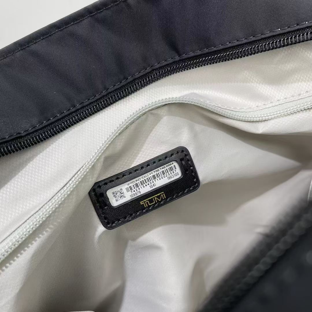 **do** กระเป๋าผ้าไนล่อน TUMI Voyageur Mauren Tote ใส่คอมพิวเตอร์ได้ ด้านหลังเสียบกระเป๋าเดินทางได้ สินค้าใหม่ ของแท้