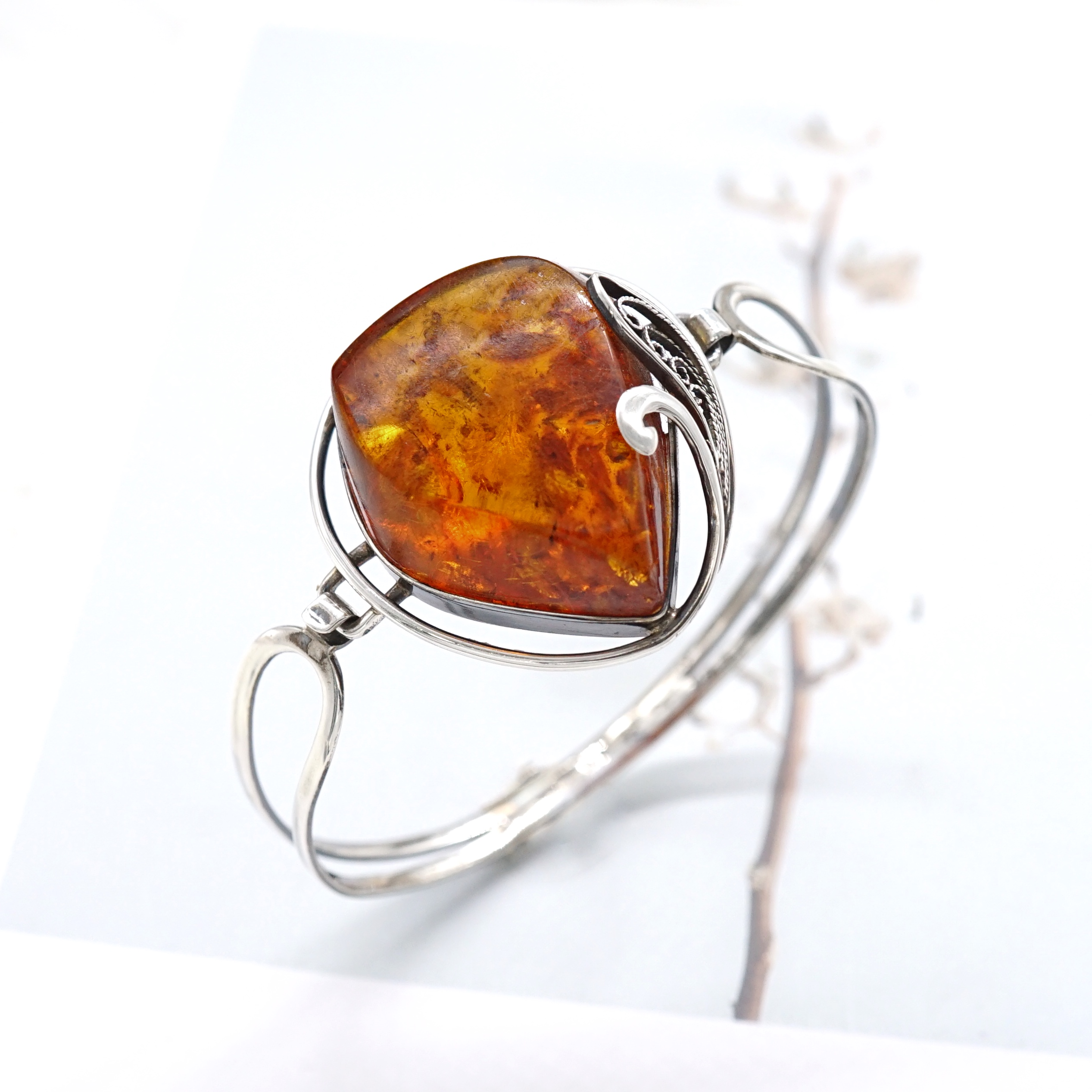 Artisan by NK - กำไลเงินแท้ ประดับด้วย อำพันแท้ จากโปแลนด์ (Silver Bangle with big Natural Amber)