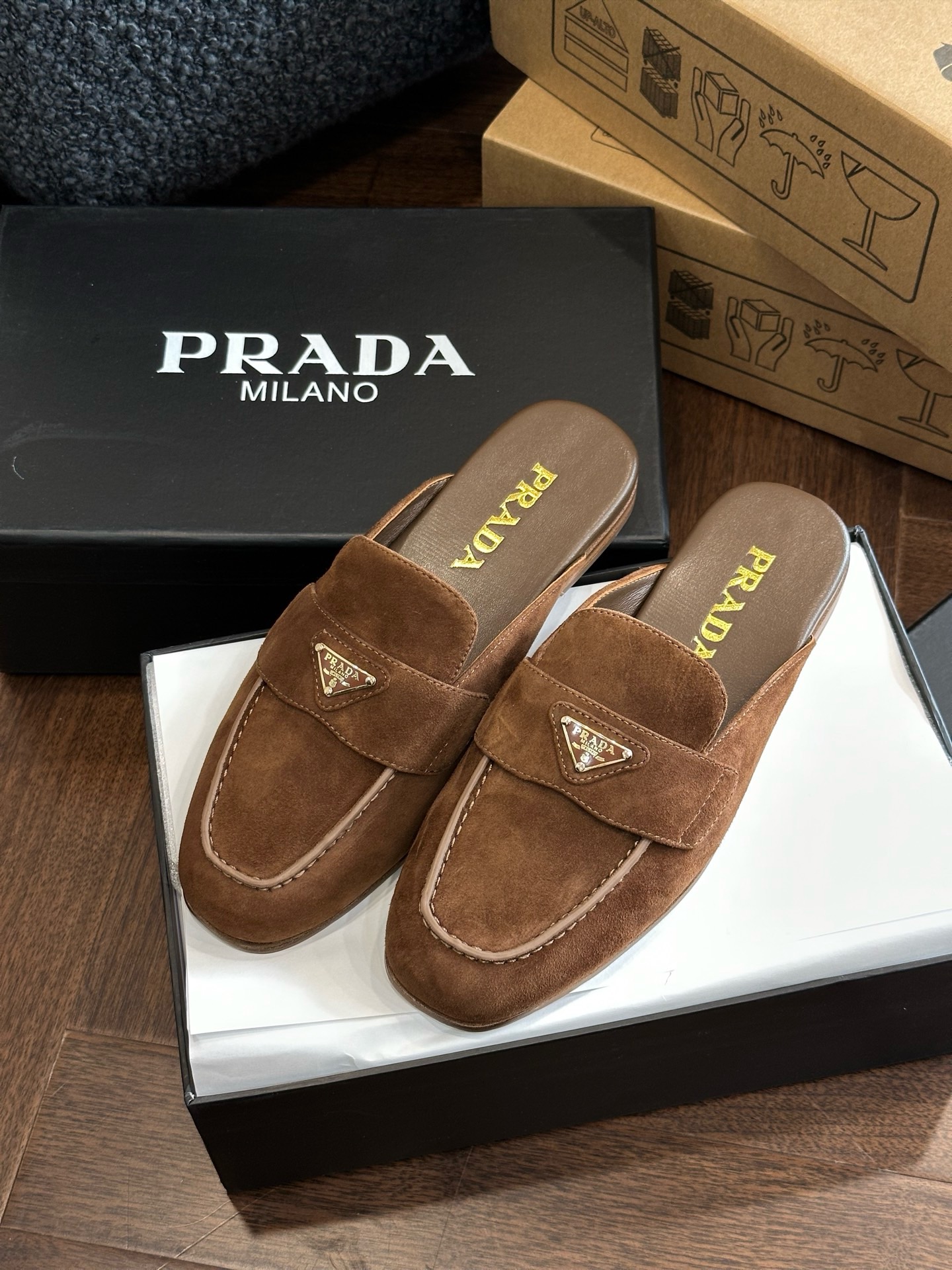 **do** รองเท้าเปิดส้น Prada Leather slippers ใส่ลำลองใส่อยู่บ้าน สินค้าใหม่ ของแท้