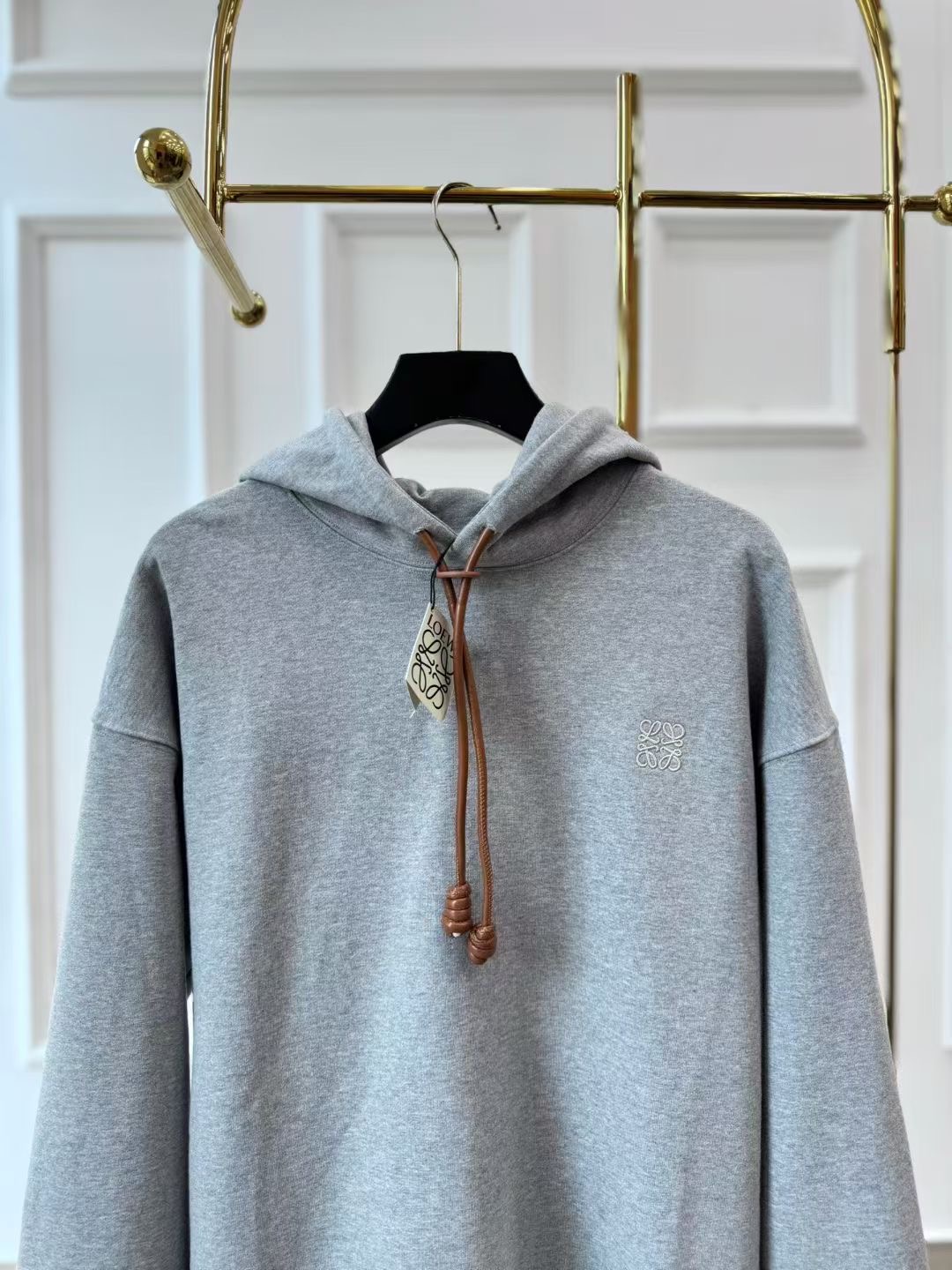 **do** เสื้อกันหนาว Loewe Relaxed fit hoodie in cotton มีเชือกหนังปรับหมวก ใส่ได้ ชาย หญิง สินค้าใหม่ ของแท้