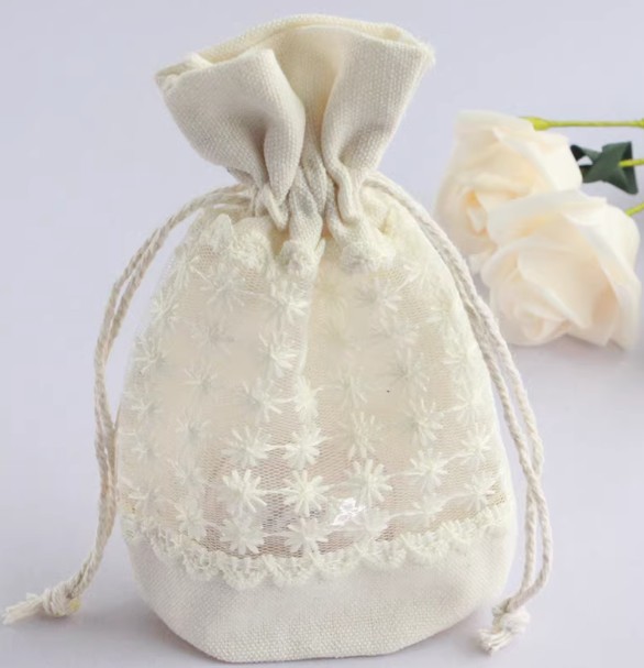 ถุงผ้าใส่ของขวัญ ของชำร่วย งานสำคัญต่าง ๆ ถุงผ้าฝ้าย ขนาด 10x14 cm ผสมผสานกับลูกไม้อย่างลงตัว 332297