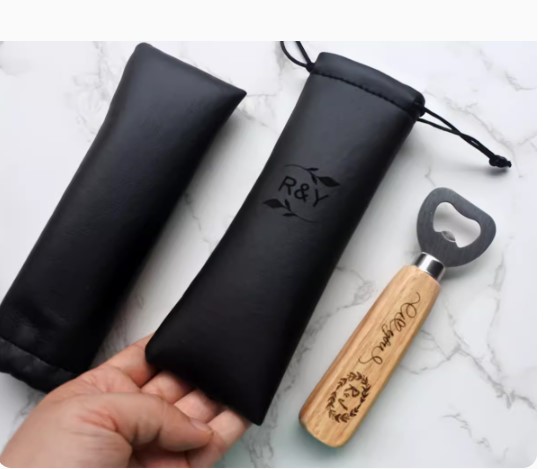 ของชำร่วยงานแต่งงาน ที่เปิดขวด ด้ามไม้แท้ ทำ logo บ่าวสาว พร้อมซองหนัง สีดำ สุดหรู 584831