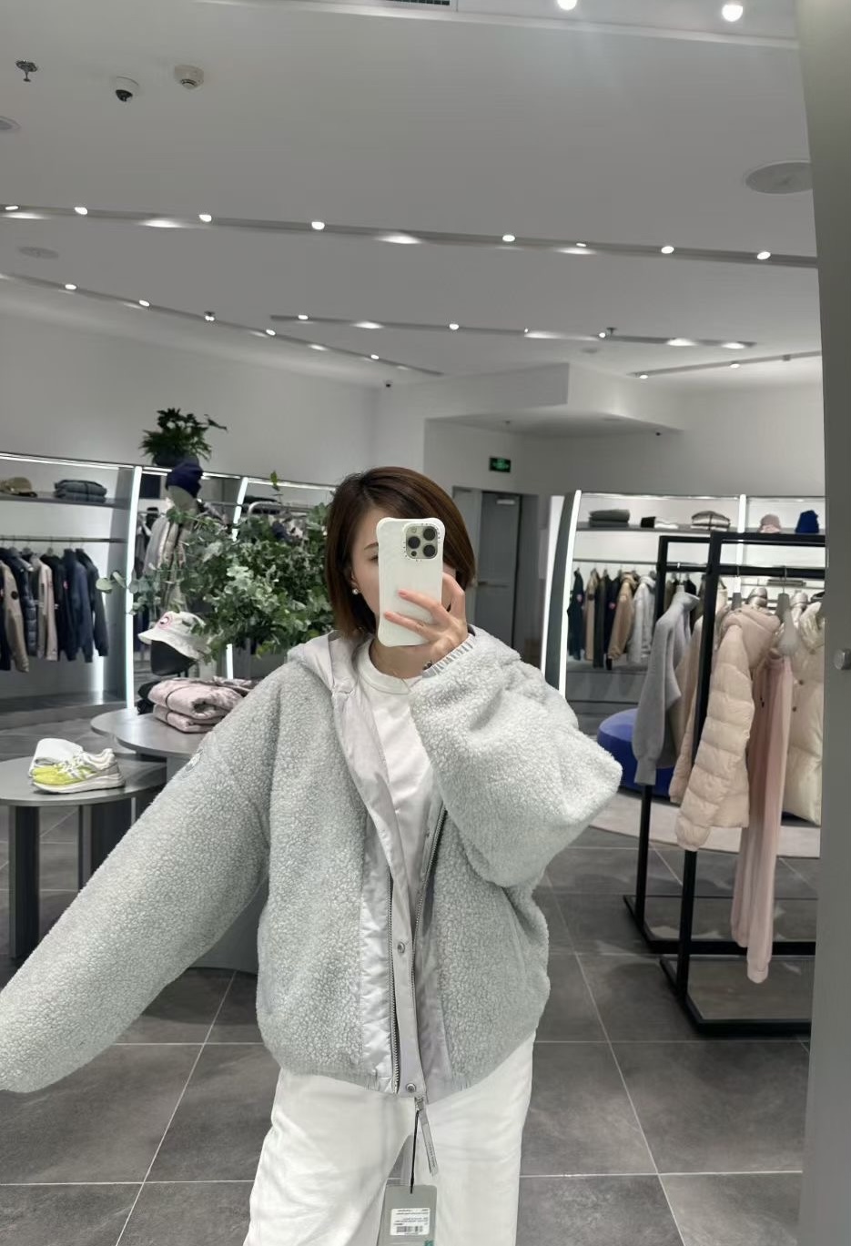 เสื้อกันหนาวมีฮู้ดใส่ได้ 2 ด้าน Canada Goose Women's Alberni Reversible Fleece Bomber Jacket มี 3 สี สินค้าใหม่ ของแท้