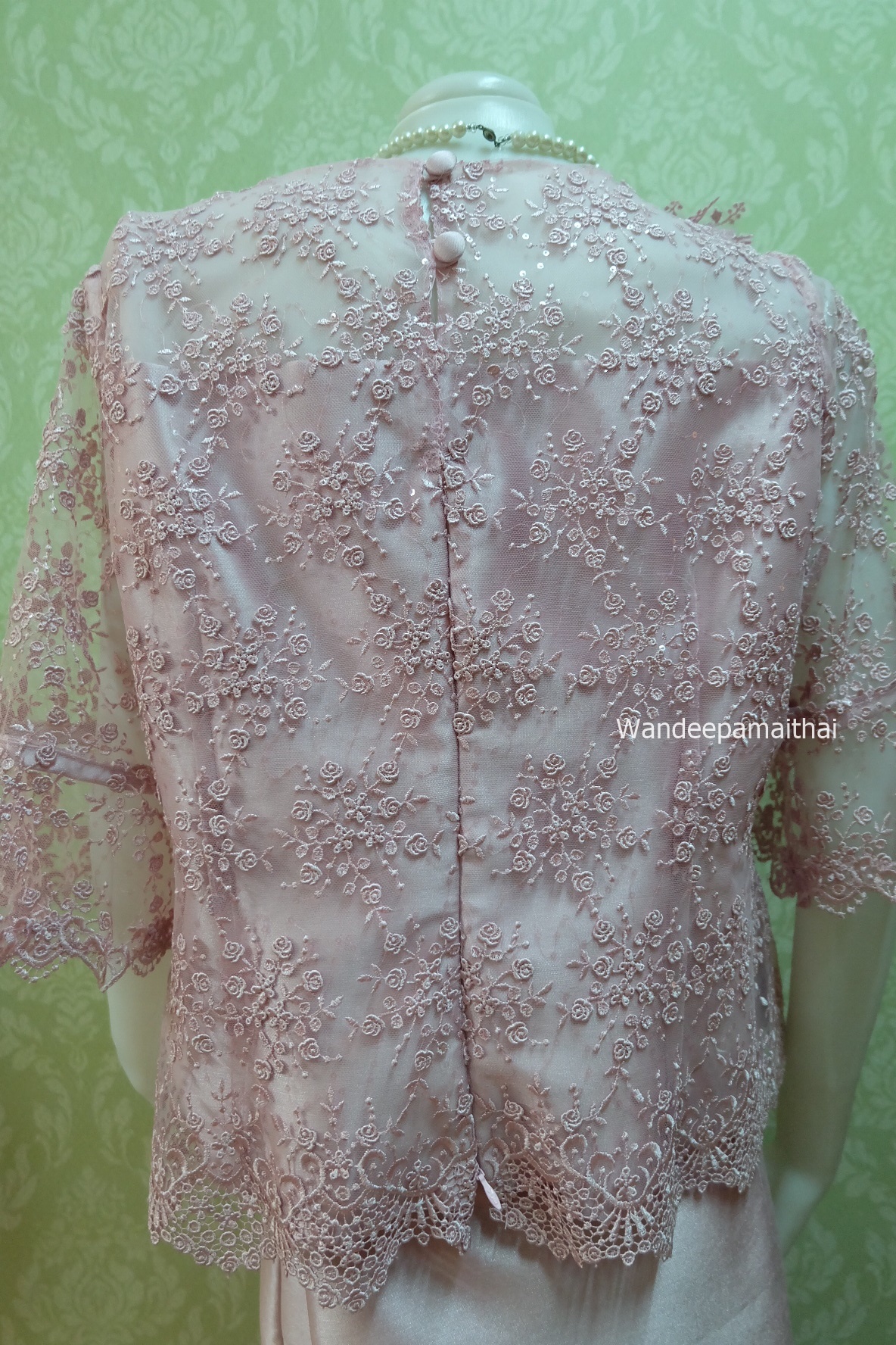 ชุดผ้าไหมอิตตาลี ด้านหน้าแต่งลูกไม้ฝรั่งเศส กระโปรงยาวอัดผ้ากาวทั้งตัว แขนสามส่วน เสื้อ+กระโปรงยาว สีชมพูกลีบบัว เบอร์ 46