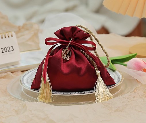 ถุงผ้าซาติน ใส่ของขวัญ ของชำร่วย ของแจก แบบหรูหรา ดีไซน์ ห้อยพู่ ตกแต่งด้วยไข่มุก สวยหรู 240390