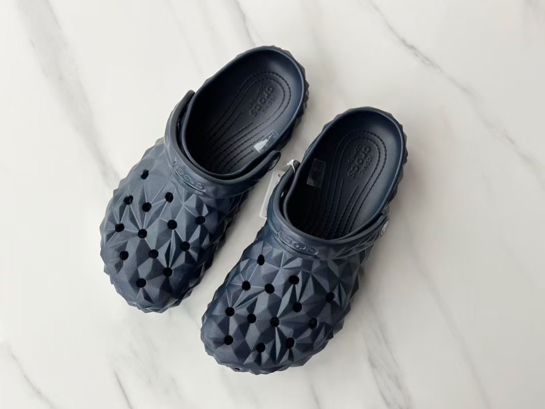 **do** รองเท้า CROCS U CS GEOMETRIC CLOG ใส่ได้ ชาย หญิง สินค้าใหม่ ของแท้ สีกรมท่า