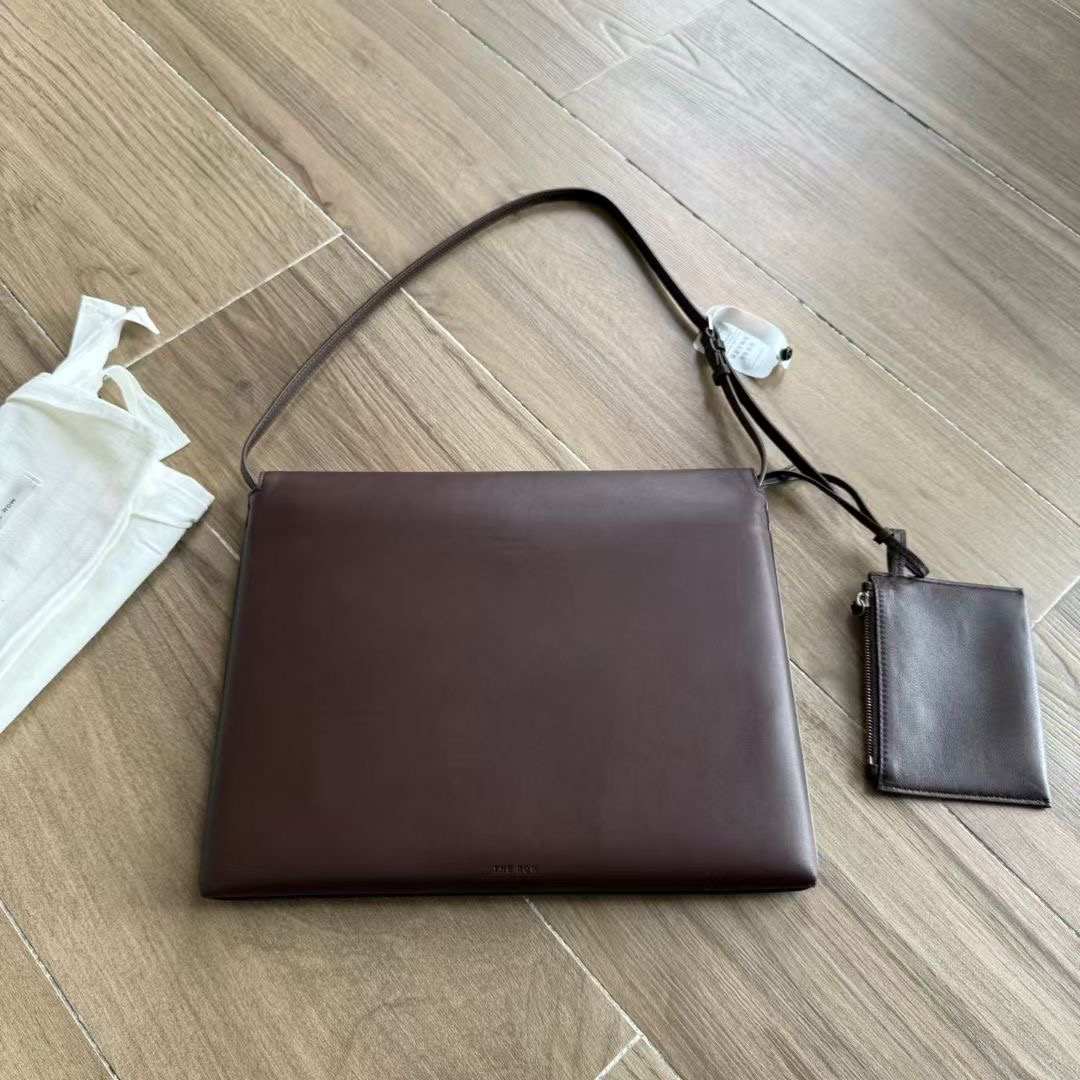กระเป๋าหนังแกะ The Row Nan Shoulder Bag in Leather มี 2 สี มีกระเป๋าเล็กห้อย สินค้าใหม่ ของแท้