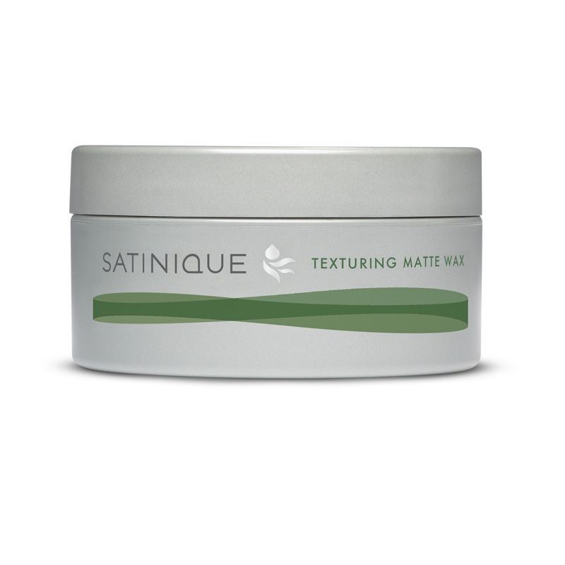 SATINIQUEแวกซ์จัดแต่งทรงผมเนื้อแมทท์ ขนาด 50 กรัมช่วยเซ็ทผมและสร้างเท็กซ์เจอร์ให้ผมดูมีมิติ ไม่ชี้ฟูอย่างเป็นธรรมชาติ โดยเฉพาะทรงผมสั้น