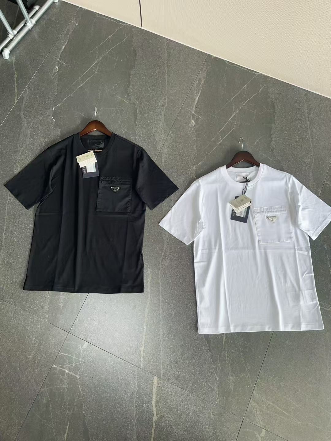 **do** เสื้อยืด Prada Re-Nylon and jersey T-shirt มีกระเป๋าเสื้อ มี 2 สี สินค้าใหม่ ของแท้