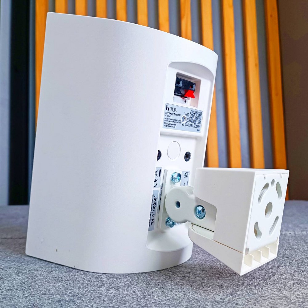 TOA F-05WT ตู้ลำโพงแขวน สีขาว พร้อมขาแขวน ลำโพงติดผนัง ขนาด 5 นิ้ว รองรับกำลังขับ 120 วัตต์ 8 โอห์ม โตอะ F 05WT F05WT เอไอ-ไพศาล