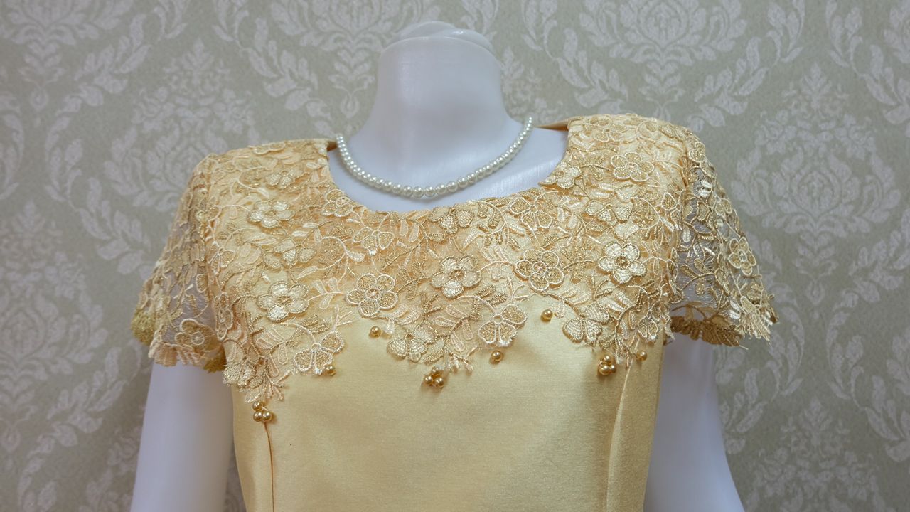 ชุดแซกผ้าไหมอิตาลีอัดผ้ากาวทั้งตัว แต่งด้วยลูกไม้นอกสอดดิ้น มีที่คาดเอว สีเหลืองทอง อกเสื้อวัดเต็ม39 นิ้ว