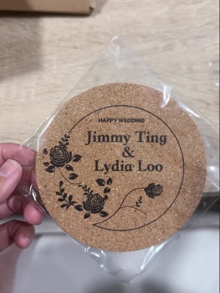 ที่รองแก้ว ไม้คอร์ก ออกแบบ logo เองได้ ของชำร่วย ของที่ระลึกงานแต่งงาน ที่เป็น ชื่อของคุณ จานรองแก้วน้ำเก๋ ๆ 933114