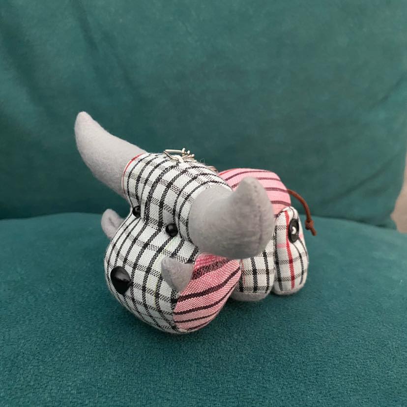 พวงกุญแจตุ๊กตาผ้าขาวม้าควายน้อย ทำจากผ้าขาวม้า งานแฮนด์เมด