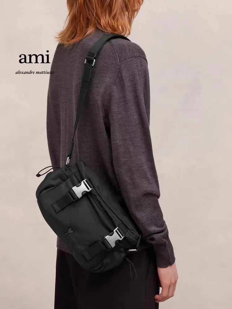 **do** กระเป๋า Ami De Coeur Messenger Bag สินค้าใหม่ ของแท้