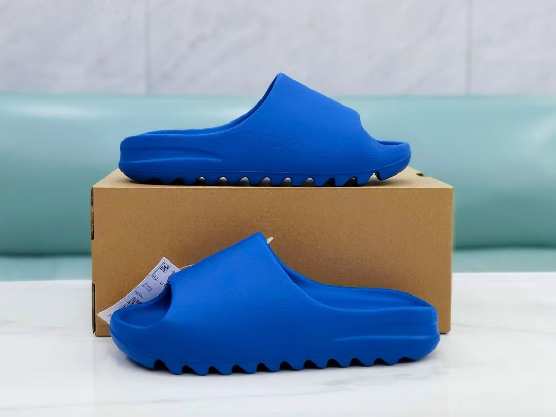 **C2** รองเท้าแตะ adidas Yeezy YEEZY "Azure" slides มีไซส์ Us3-11 สินค้าใหม่ ของแท้