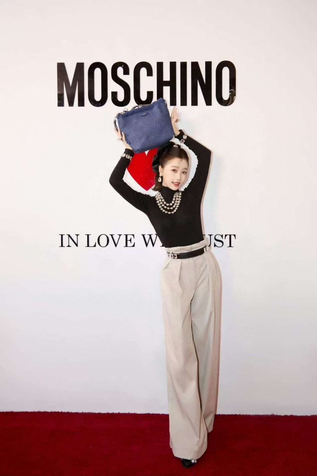 **do** กระเป๋าผ้า Moschino ทอลายสาน สายสะพายเป็นยี่ห้อ สินค้าใหม่ ของแท้