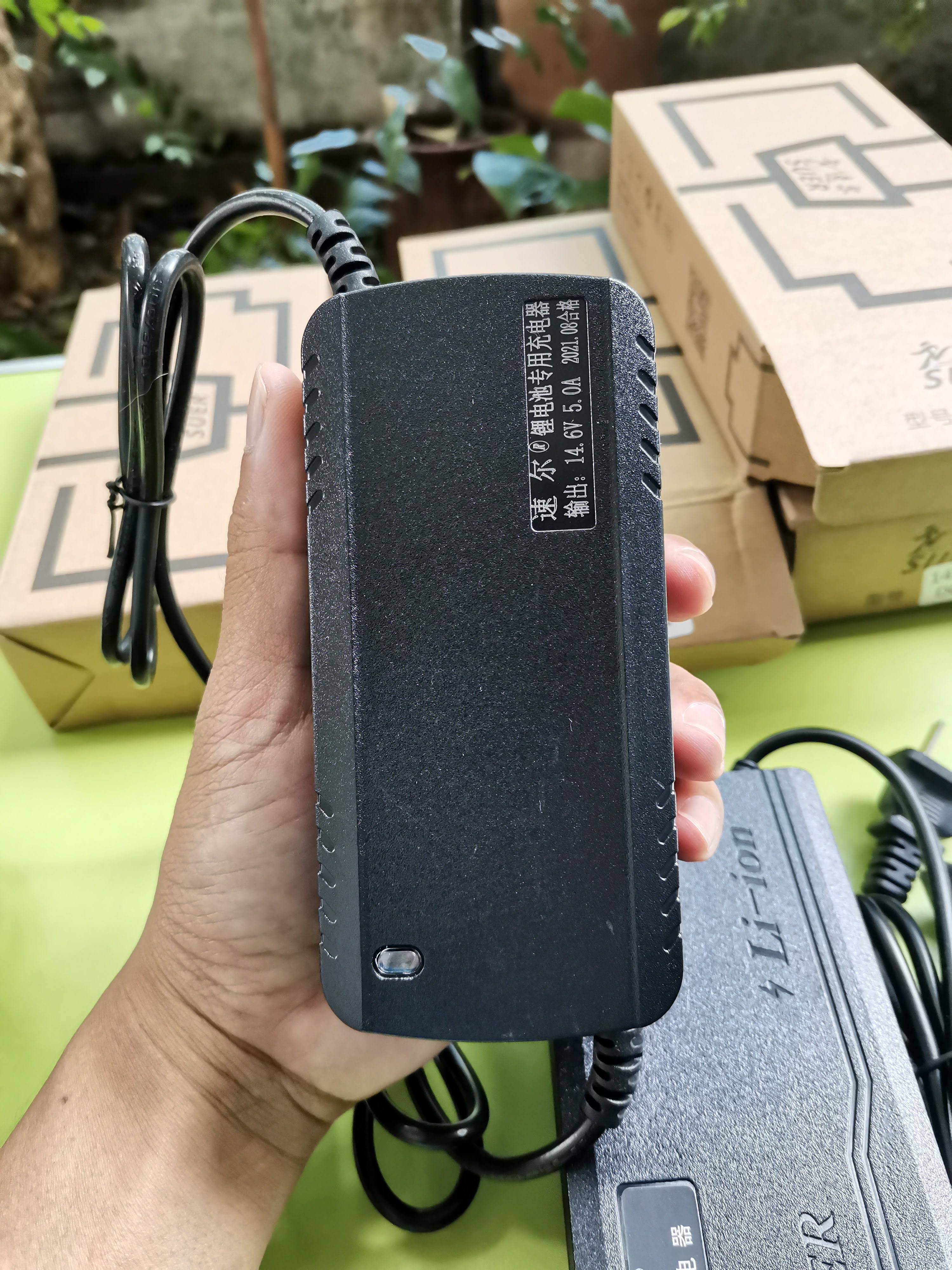 ที่ชาร์จ 12.6V ( 3S li-ion) , 14.6V ( 4S LifePo4 ) ที่ชาร์จ แบตเตอรี่ Lithuim SUER แบรนจีน หัวแจ๊ค DC 5.5*2.1