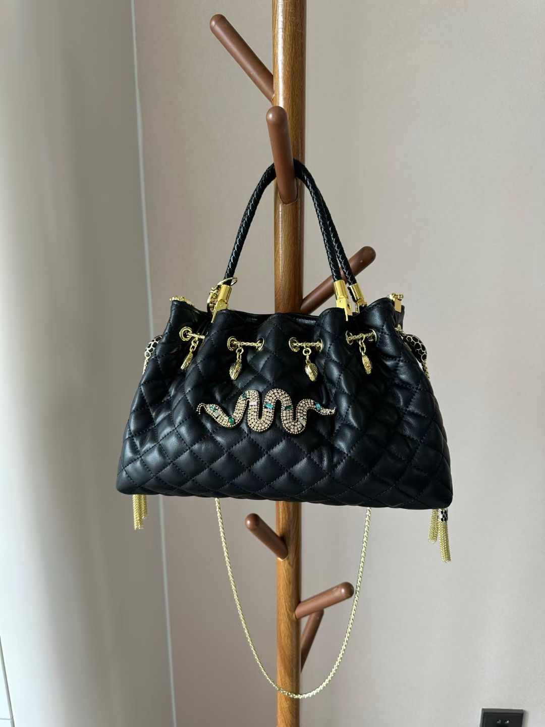 กระเป๋าหนังแท้ alexander wang x bvlgari bag คริสตัลเป็นรูปงู ของแท้ ของใหม่