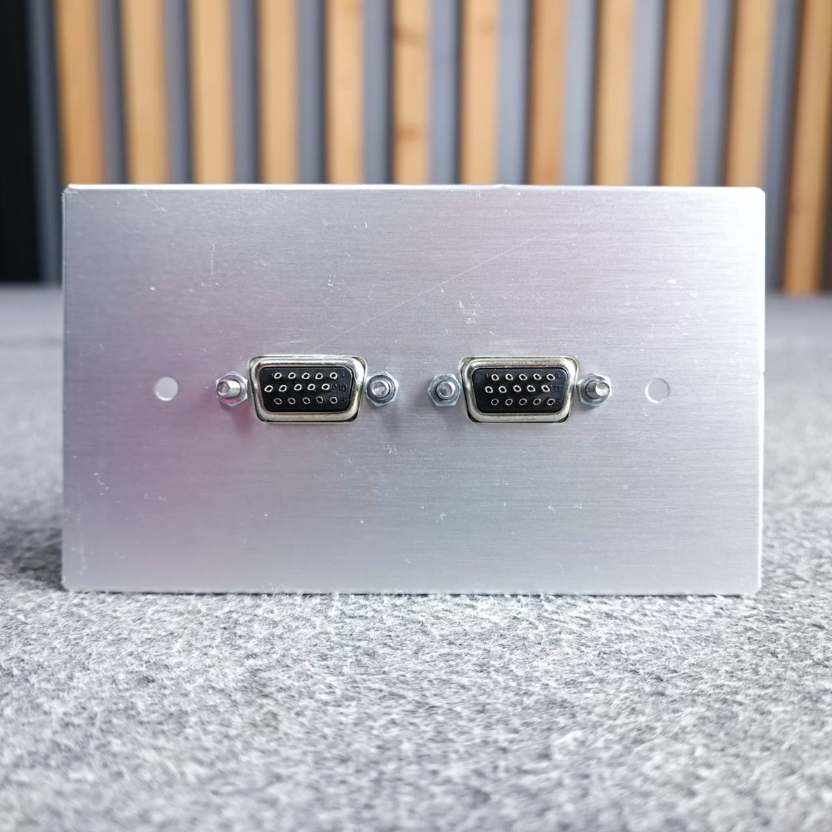 (1ชุด) AMPHENOL AMW-VGA-02P ชุดขั้วต่อ VGA ตัวเมีย 2 จุด Video Outlet Panel Aluminium With VGA 2 Port แผ่นสแตนเลส เอไอ-ไพศาล