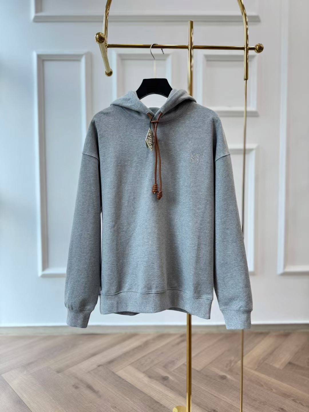 **do** เสื้อกันหนาว Loewe Relaxed fit hoodie in cotton มีเชือกหนังปรับหมวก ใส่ได้ ชาย หญิง สินค้าใหม่ ของแท้