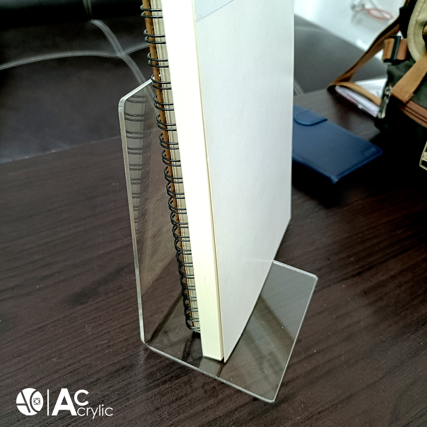 ฉากกั้นหนังสือ ที่กั้นหนังสือ ชั้นวางหนังสือ อะคริลิคใส หนา 2 มิล 8x10x15.5cm. (L0.5)