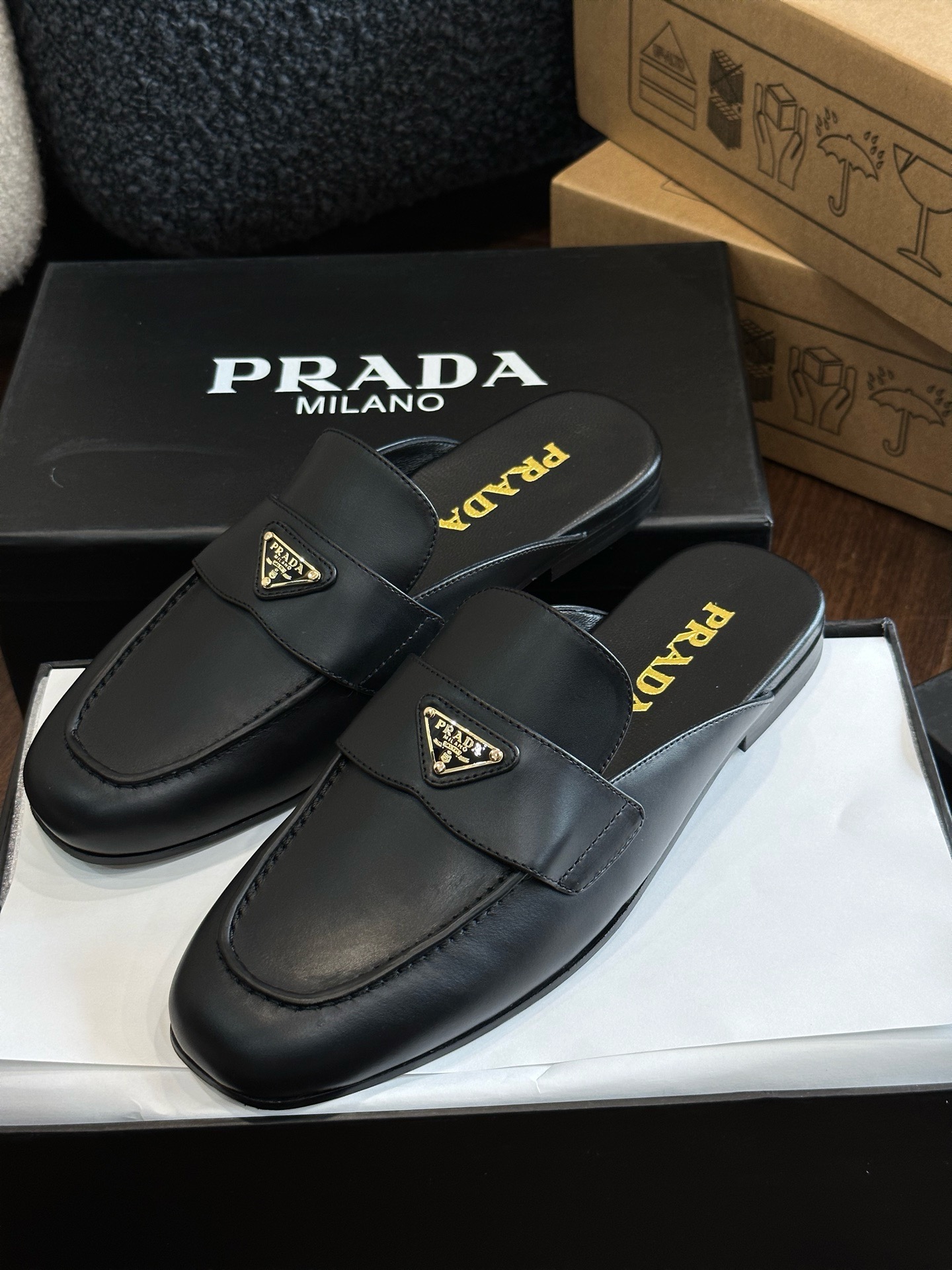 **do** รองเท้าเปิดส้น Prada Leather slippers ใส่ลำลองใส่อยู่บ้าน สินค้าใหม่ ของแท้