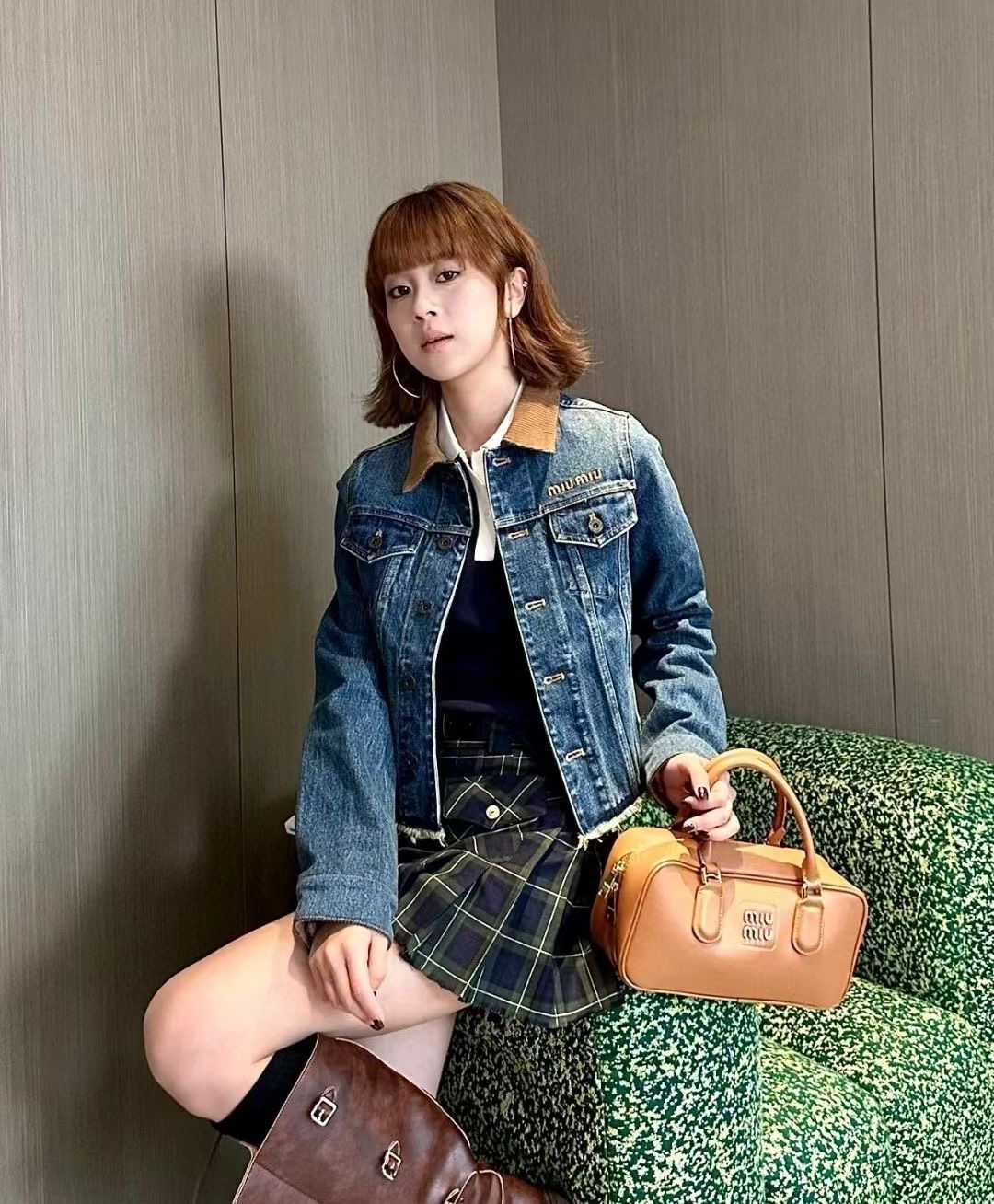 **do** เสื้อยีนส์ MiuMiu Denim blouson jacket ของผู้หญิง สินค้าใหม่ ของแท้