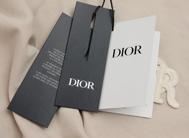 Mix**เสื้อยืด DIOR T-shirt Dior Charm dalla vestibilità comoda ใส่ได้ ชาย หญิง สินค้าใหม่ ของแท้