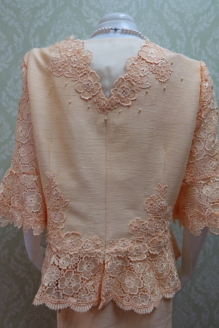 ชุดผ้าไหมสำเร็จรูป ชุดผ้าไหมญี่ปุ่น อัดผ้ากาวทั้งตัว แต่งด้วยลูกไม้นอกทั้งด้านหน้าและด้านหลัง ปักมุข สีไข่ เสื้อ+กระโปรงยาว เบอร์ 44