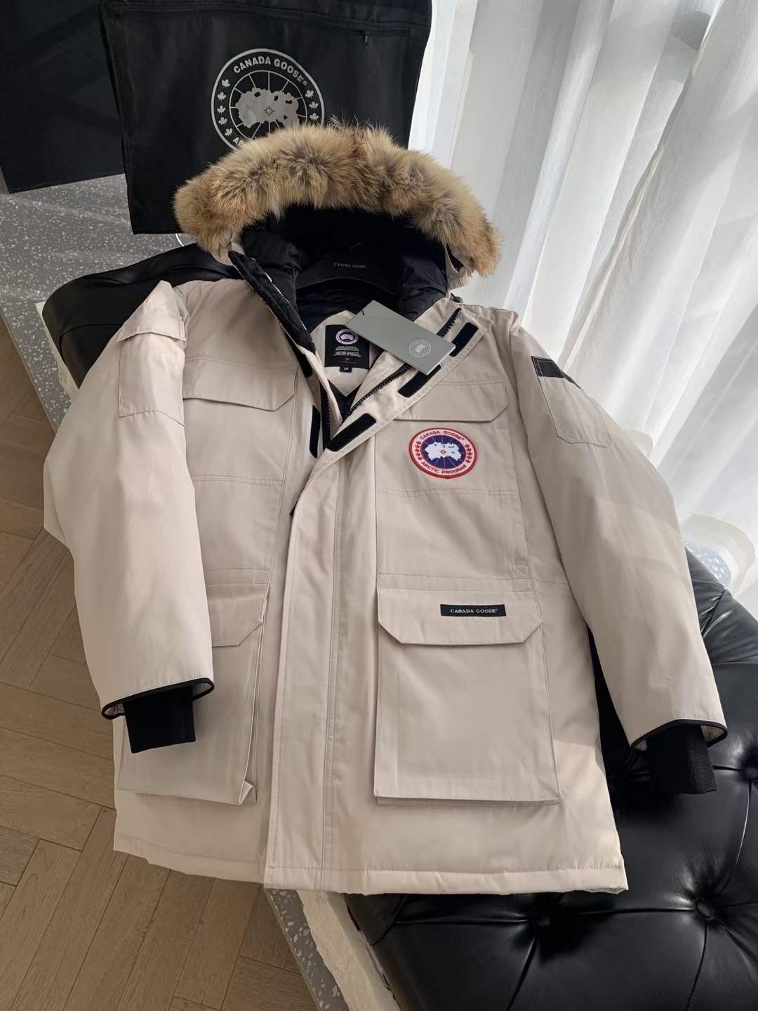 **Do** เสื้อ Canada Goose ใส่ได้ชาย หญิง สำหรับหนาวหรือหิมะตก ฮู้ดขนเฟอร์ มี 6 สีให้เลือก สินค้าใหม่ ของแท้