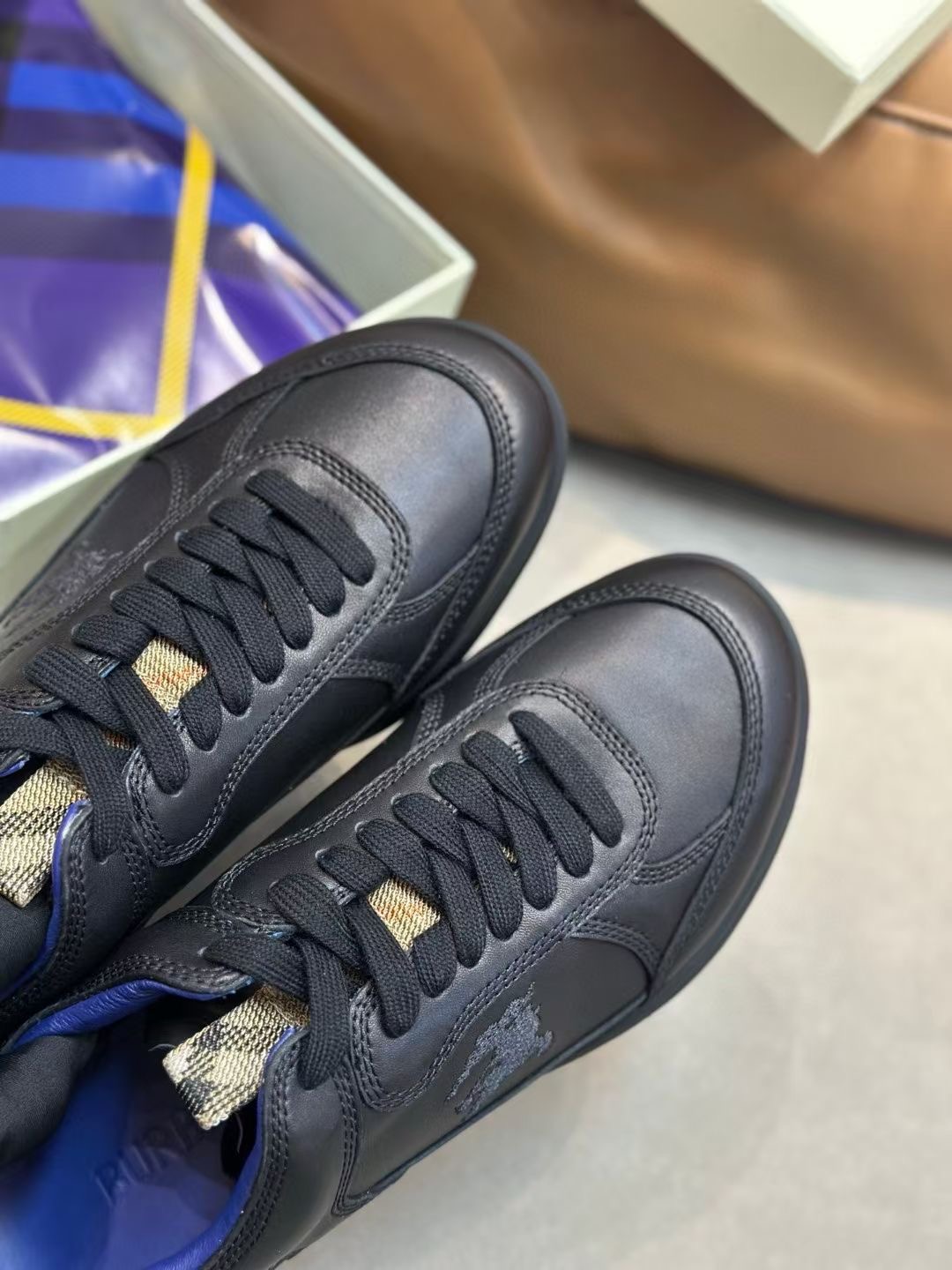 **DO** รองเท้าหนัง Burberry Leather Matrix Sneakers ของผู้ชาย สินค้าใหม่ ของแท้