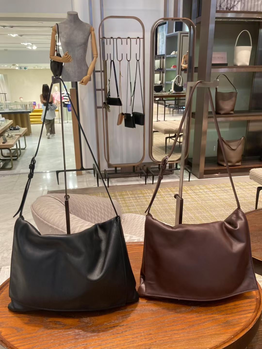 กระเป๋าหนังแกะ The Row Nan Shoulder Bag in Leather มี 2 สี มีกระเป๋าเล็กห้อย สินค้าใหม่ ของแท้