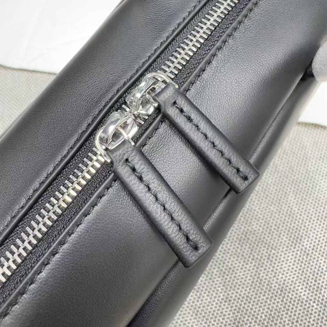 กระเป๋าหนังแกะ THE ROW Astra leather tote bag มี 2 สี หนังนุ่มมาก สินค้าใหม่ ของแท้