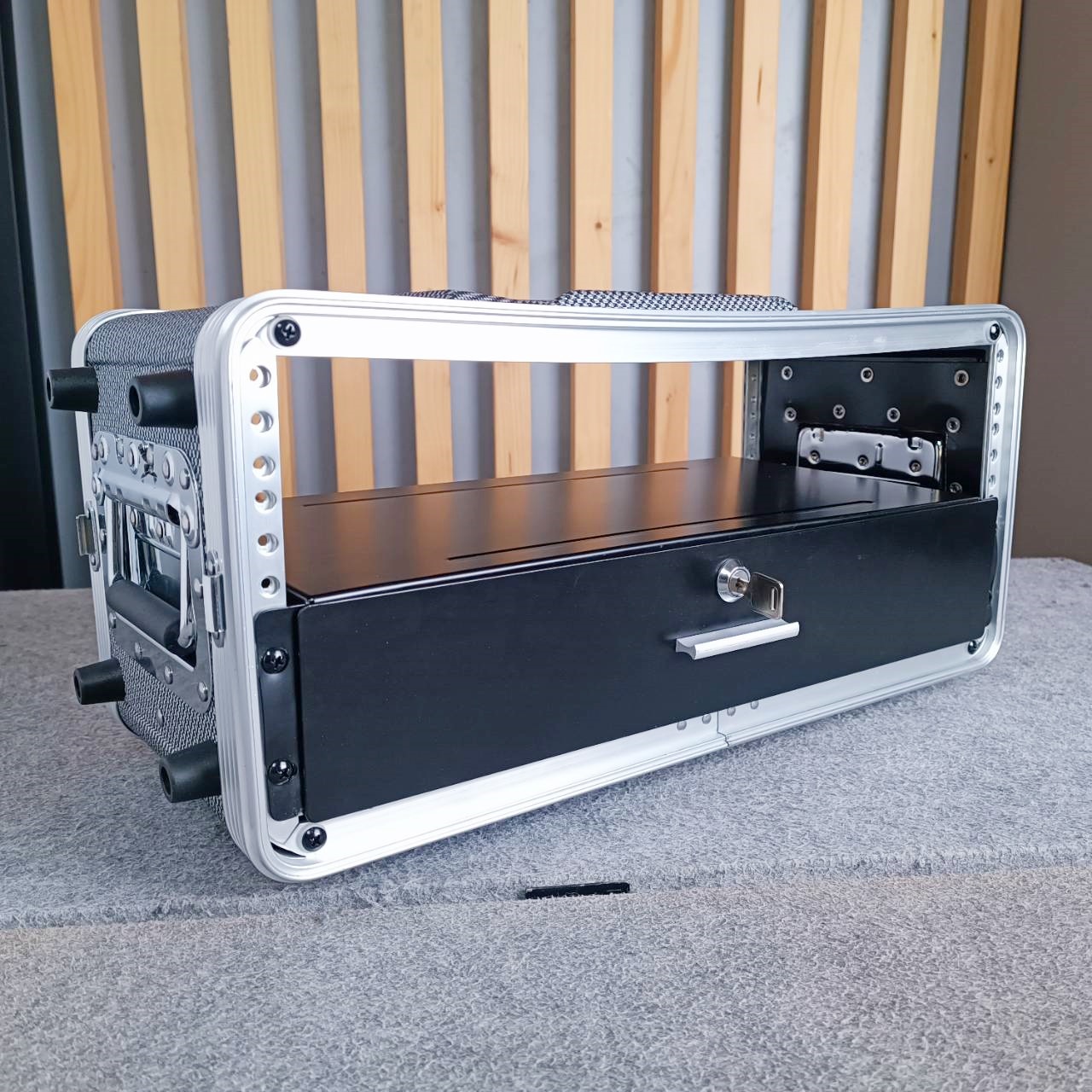 สินค้าเสียหายจากการขนส่ง RACK ABS ABS-4USD แร็คไมค์ลอย ลึก9นิ้ว *KEVLAR* มีรอยบุบ โก่งเล็กน้อย พร้อม ลิ้นชักใส่ไมค์ กล่องใส่อุปกรณ์เครื่องเสียง เอไอ-ไพศาล